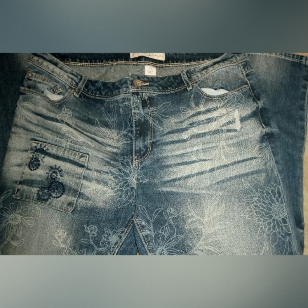 Floral Embroidered Distressed Jeans